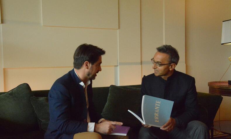 Sonu Shivdasani und Gonzalo Gimeno, geschäftsführender Gesellschafter von Elefant Travel, bei unserem Gespräch in Madrid. Sonu Shivdasani. Nachhaltiger Luxus auf den Malediven Soneva