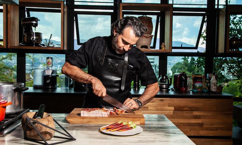 Pedro Fernandez sagt, beim Kochen gehe es darum, zwei oder drei Zutaten zusammenzubringen und die Magie wirken zu lassen. koch erlebnisgastronomie gourmet gastronomie kolumbien der koch ist zurück