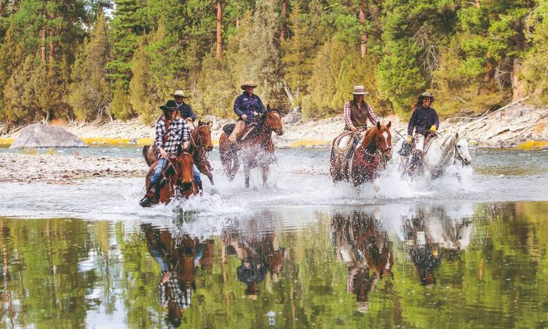 Genießen Sie einen Ausritt an den Ufern des Blackfoot River. familienausflug amerikanischer westen reiten