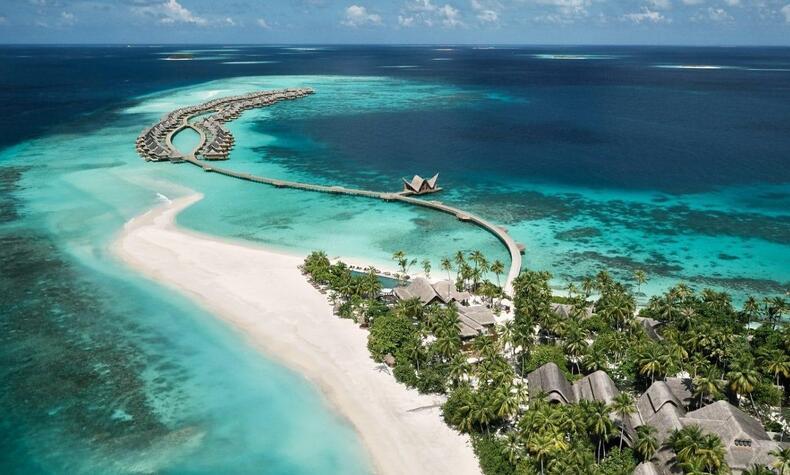 Der charakteristische weiße Sand der maledivischen Strände wird durch die pulverisierten Überreste von Korallen gebildet. Nachhaltiges Luxusresort nachhaltige Natur Inselstrand Joali Malediven