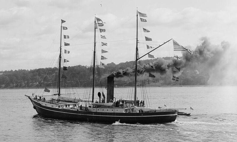 Die Roosevelt war das Schiff, mit dem Peary seine letzten beiden Expeditionen in die Arktis (1905-1906) und (1908-1909) unternahm, in dem Jahr, in dem er den Nordpol erreichte. robert peary roosevelt nordpol