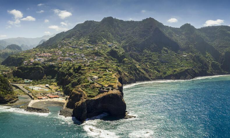 Madeira gehört zu einer Inselgruppe im Atlantik, die mehr als 800 km von der portugiesischen Küste entfernt liegt. luxusreisen Madeira