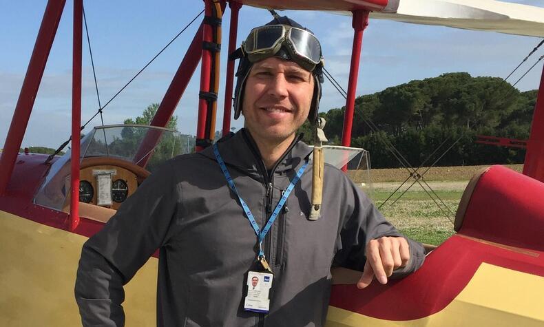 Carl-Oscar Lawaczeck pilotiert oceansky Luftschiffe.
