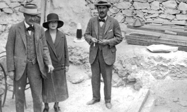Lady Evelyn, Carter und Carnarvon waren die ersten Menschen, die 1922 das Grab des Tutanchamun betraten. lady evelyn herbert tutanchamun grabmal