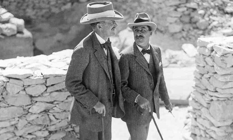 Im Jahr 1907 begann Howard Carter für Lord Carnarvon, einen Adligen und begeisterten Archäologen, als Leiter der Ausgrabungen in Deir el-Bahari bei Theben zu arbeiten. howard carter und lord carnarvon.