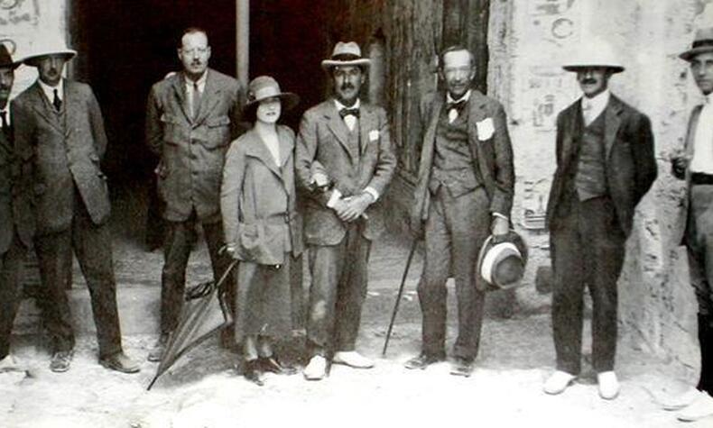 Lord Carnarvon war ein Liebhaber der Ägyptologie und wurde 1907 zum Schirmherrn von Howard Carter für die Ausgrabung von Königsgräbern in der thebanischen Nekropole. tutanchamun-grab howard carter.
