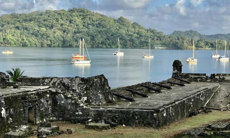 Die ruhige und wunderschöne Bucht von Portobelo war Schauplatz zahlreicher Schlachten, die von den berühmtesten Piraten der Geschichte geschlagen wurden. Fotos: Juan Vasconez. luxusreisen panama portobelo Panama piraten