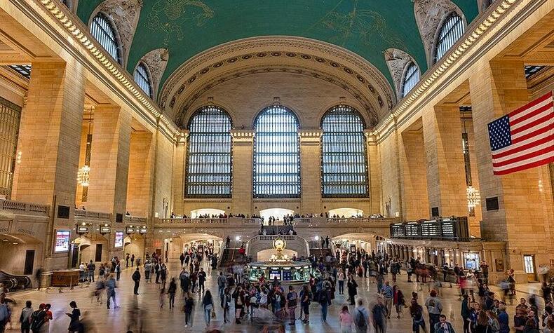 Die 1913 eröffnete Grand Central Station ist der Bahnhof mit den meisten Bahnsteigen der Welt und einer der schönsten Orte in New York City. grand Central Station