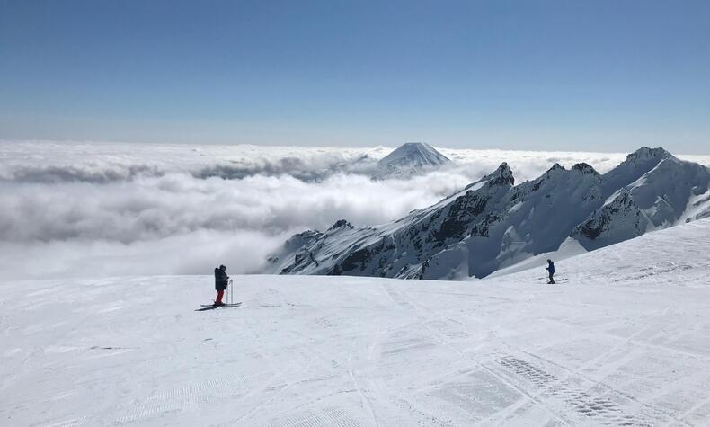 Im Winter beherbergen die verschneiten Hänge des Ruapehu-Vulkans eines der besten Skigebiete Neuseelands. Foto: Sarah Evans. vulkan ruapehu neuseeland
