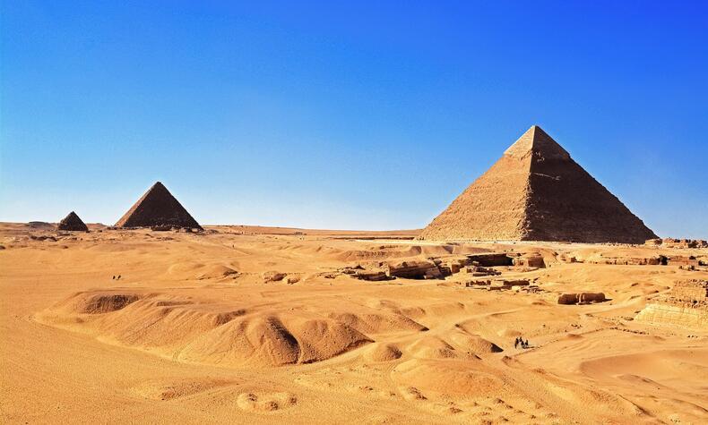 Agatha Christie reiste in Begleitung ihres Mannes, des Archäologen Max Mallowan, mehrmals nach Ägypten. luxusreisen Ägypten Pyramiden