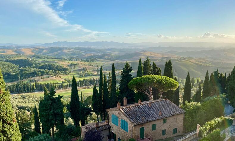 Frances Mayes erinnert sich in diesem Buch an die Landschaften, Gewohnheiten und die Poesie ihres täglichen Lebens in Cortona. Foto: Moira Raffaella. reisen toskana italien