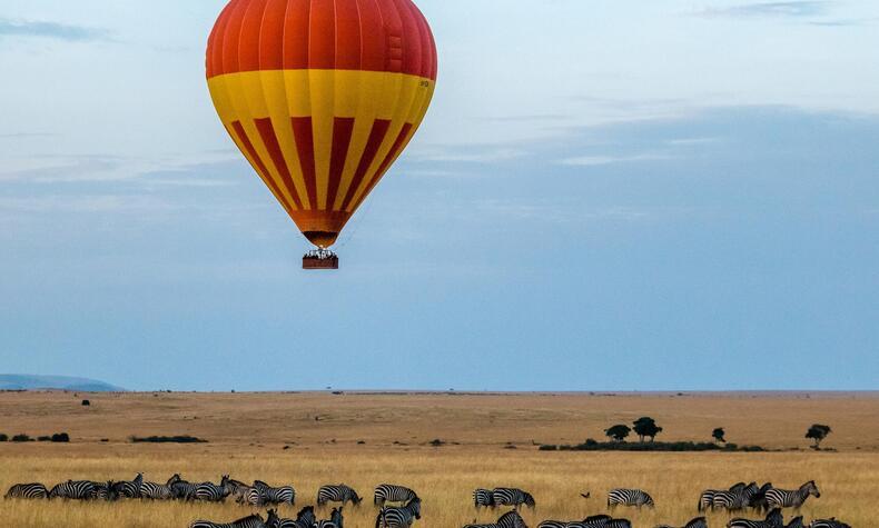 Das Erlebnis eines Ballonfluges über die Zebrawanderung in der Masai Mara, Kenia. Foto: Sutirta Budiman. maasai mara kenia luxusreisen