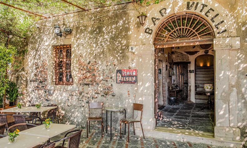 Unbedingt einen Aperitif in der berühmten Bar Vitelli in der Stadt Savoca einnehmen. bar vitelli der pate sizilien