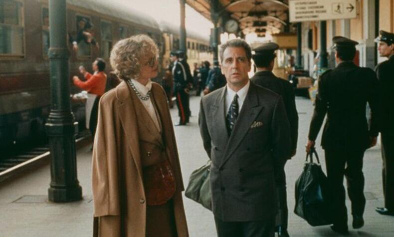 Al Pacino und Diane Keaton in einer Szene des Films, die auf dem Bahnhof von Taormina gedreht wurde. taormina Sizilien Bahnhof