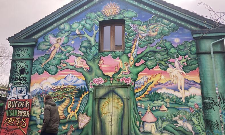 Christiania wurde 1971 mit einem halblegalen Status als Nachbarschaftsgemeinschaft gegründet, die behauptet, vom dänischen Staat unabhängig zu sein. christiania kopenhagen