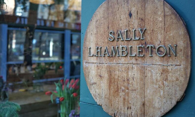 Sally Hambleton kreiert und entwirft seit 20 Jahren die schönsten Blumensträuße in ihrem Werkstattladen in der Calle Gabriel Lobo in Madrid sally hambleton design blumen luxus madrid