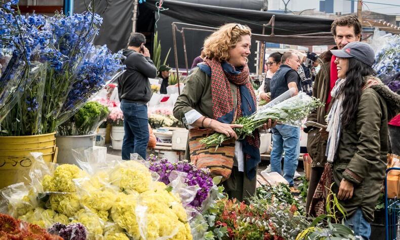 Auf ihrer Reise nach Kolumbien besuchte Sally verschiedene Blumenmärkte in diesem Land, das einer der wichtigsten Rosenproduzenten der Welt ist. Fotos: Patricia Semir sally hambleton floral design reisen kolumbien