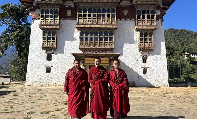 Bhutanische Mönche verbinden spirituelle und akademische Disziplin, leben in Strenge, studieren buddhistische Texte und pflegen eine tiefe Verbindung zu ihrem Glauben.