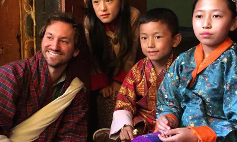 Matt mit einer lokalen Familie