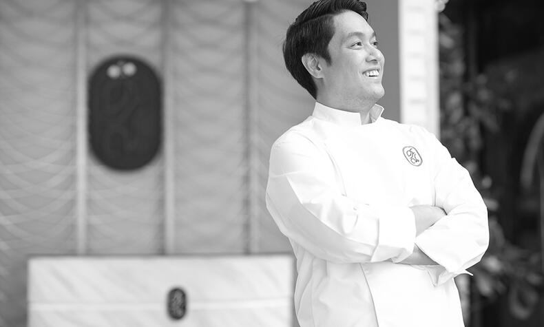 Supaksorn "Ice" Jongsiri, auch bekannt als Chef Ice, ist der Küchenchef des Restaurants Sorn. Sorn Supaksorn Restaurant, Küchenchef Ice Jongsiri.