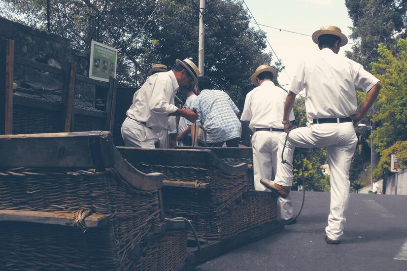 Ein einzigartiges Erlebnis auf Madeira ist der Abstieg vom Santuário do Monte in die Stadt Funchal an Bord eines Holzkorbs. Foto: Ilaria. luxusreisen madeira carreiros do monte