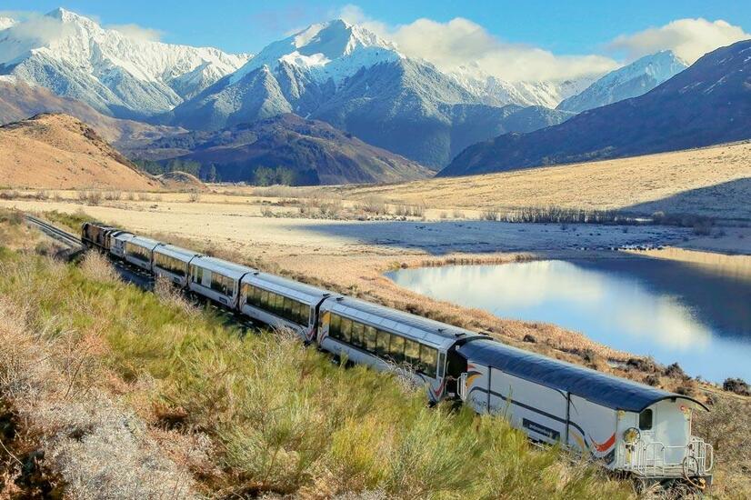 Der Tranzalpine-Zug passiert den Lake Sarah, 122 km von Christchurch entfernt. alpentransitzug