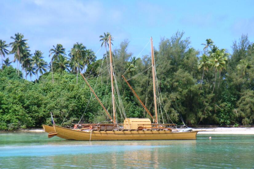 Das Marumaru Atua, das typische Vaka-Boot der alten Bewohner der Cookinseln. marumaru atoa kochinseln