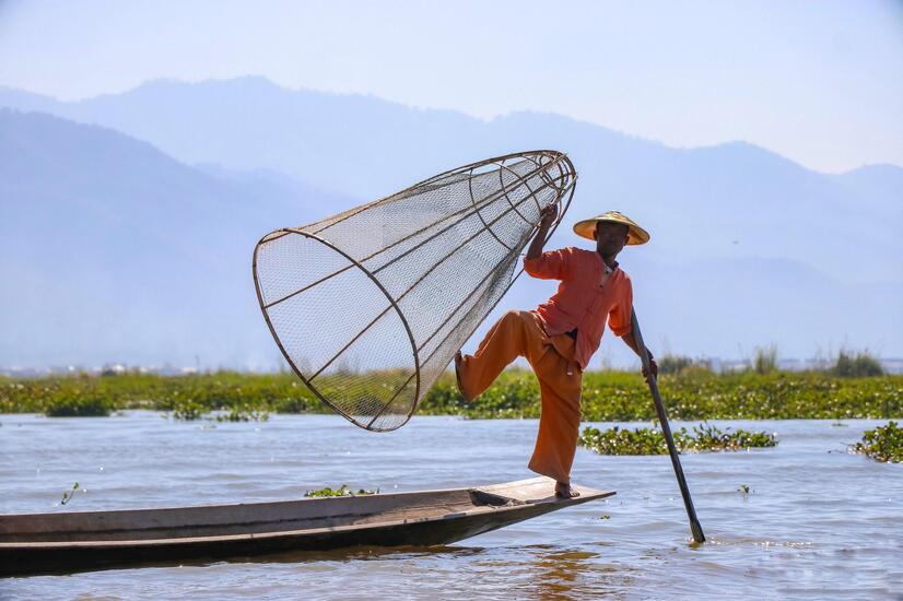 Traditioneller burmesischer Fischer am Inle-See. Foto von James Zhao. Traditioneller burmesischer Fischer am Inle-See. Foto von James Zhao.