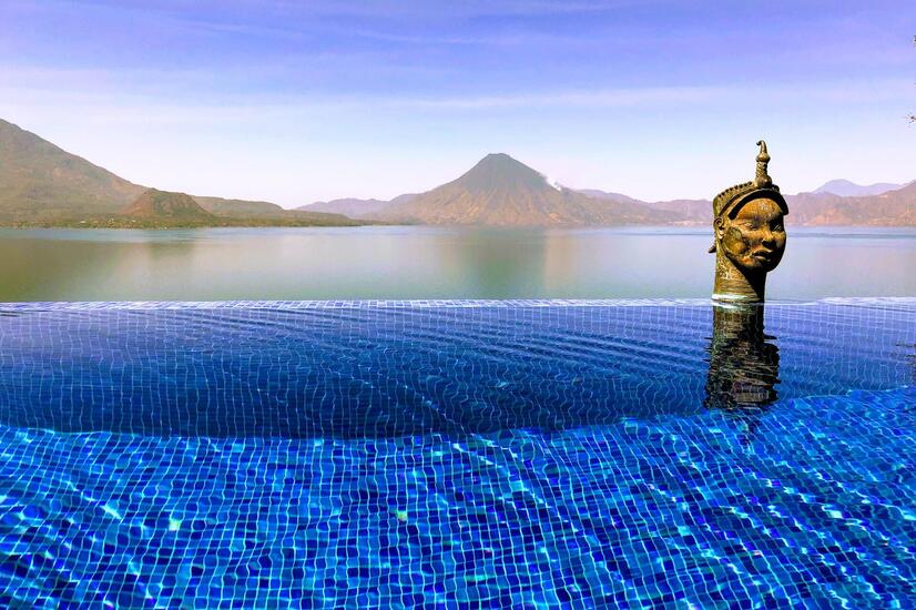 Infinity-Pool am Atitlan-See. Foto von John Cameron. Atitlán-See, in Guatemala.