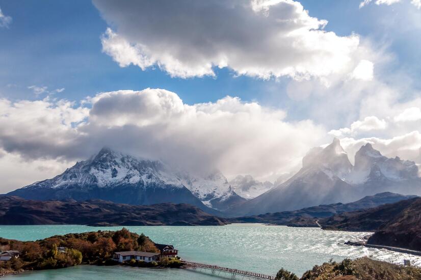 Hosteria Pehoe am Grey Lake, in der Nähe der Torres del Paine. Foto von Rodrigo Flores. Hosteria Pehoe am Grey Lake, in der Nähe der Torres del Paine. Foto von Rodrigo Flores.