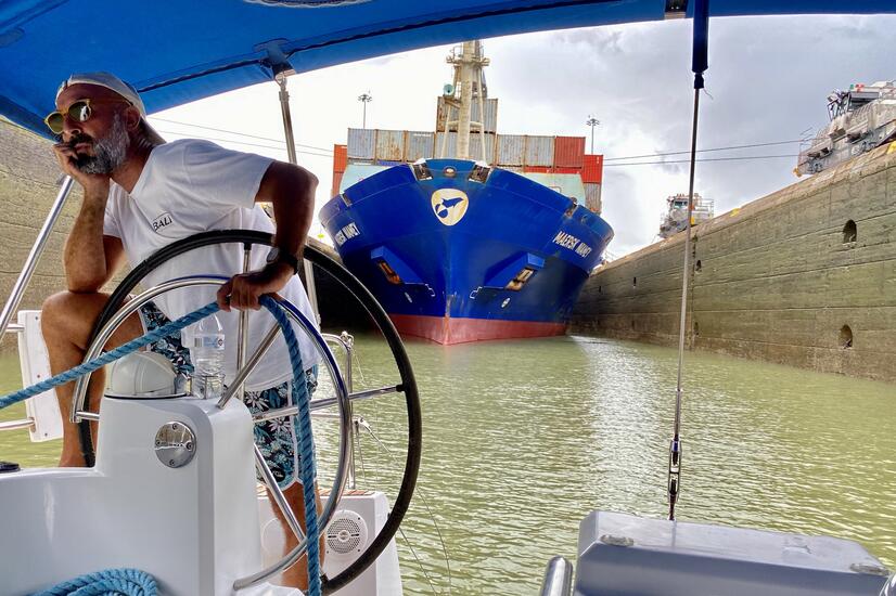 Eine der exklusivsten Arten, diesen strategisch wichtigen Punkt der Erde zu entdecken, ist an Bord einer privaten Yacht, von der aus man die Unmengen von Frachtschiffen sehen kann, die den Kanal täglich durchqueren. Foto: Juan Vasconez. Eine der exklusivsten Arten, diesen strategisch wichtigen Punkt der Erde zu entdecken, ist an Bord einer privaten Yacht, von der aus man die Unmengen von Frachtschiffen sehen kann, die den Kanal täglich durchqueren. Foto: Juan Vasconez