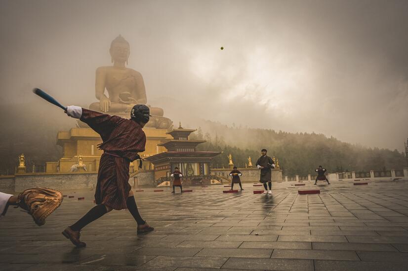 Baseball hat sich weiterentwickelt und hat über 5.000 registrierte junge Spieler. Foto: Matthew Desantis. Baseball in Bhutan.