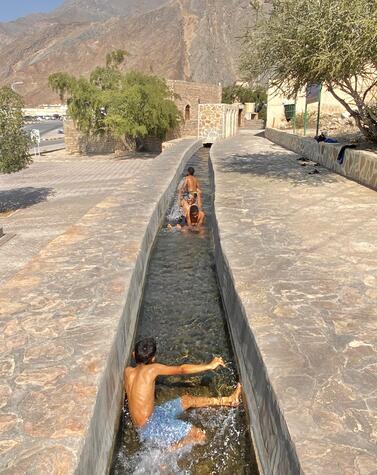 Die Stadt Birkat Al Mouz am Fuße des Jebel Ahkdar verfügt über ein Wasserkanalsystem, das zum UNESCO-Kulturerbe gehört. abgelegene Luxusreisen Oman Birkat Al Mouzv Oman Luxuswüste