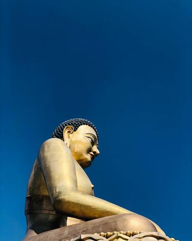 Die Statue befindet sich in der Mitte der Ruinen von Kuensel Phodrang. luxusreisen Butan Buddha Dordenma Thimpu Bhutan Glück