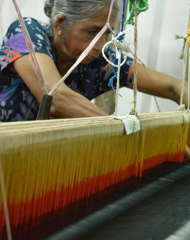 Die Stoffe werden aus lokaler, handgefärbter Baumwolle handgewebt. luxusreisen sri lanka insel sely fairtrade lokale gemeinschaft