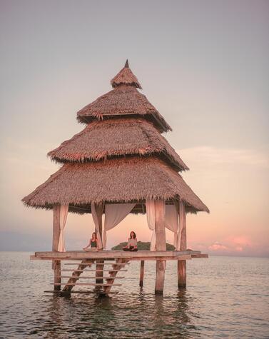 Im Nay Palad Resort können wir Yoga am Meer praktizieren. Reisen Luxus abgelegenen Luxus Nachhaltigkeit Inseln Strände siargao Philippinen nay palad.