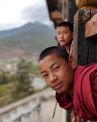 luxusreisen Bhutan Mönche von Paro Bhutan Glück