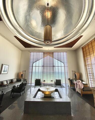 Das Innere des luxuriösen Chedi Hotels in Muscat mit Blick auf das Meer. entlegene luxusreisen oman hotel chedi mascate