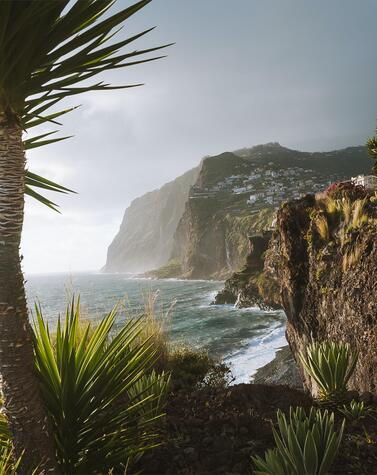 Der vulkanische Ursprung Madeiras macht die Orographie der Insel felsig, mit spektakulären Klippen. Foto: Valdemaras D. luxusreisen Madeira