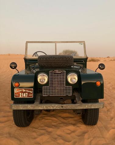 Jeeps im Stil der 1950er Jahre sind eine der besten Möglichkeiten, um in Dubai auf Wüstensafari zu gehen. luxus 4x4 Wüstensafari Dubai