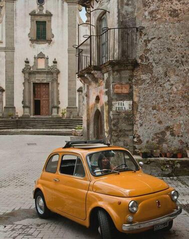 Ein lustiges Erlebnis: eine Tour durch die Dörfer des Paten an Bord eines alten Fiat 500. Foto: Belmond. fiat 500m jahrgang sizilien