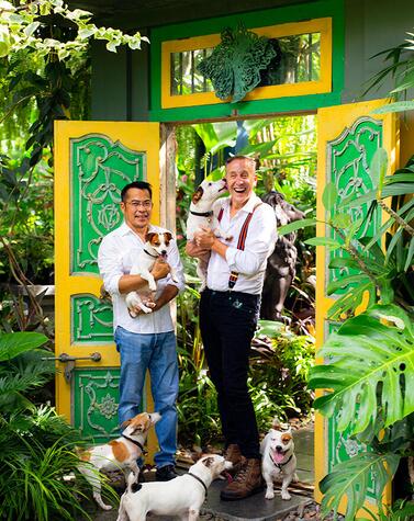 Bill Bensley mit seinem Partner Jirachai, Designer und Gärtner, und einigen seiner Jack Russells. bill Bensley.