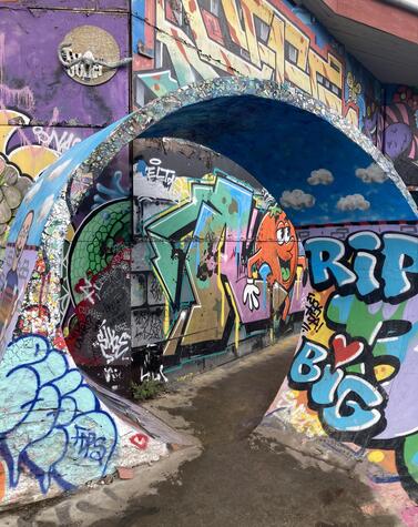 Die mit Graffiti aller Art verzierten Wände und Gebäude sind die Hauptattraktion eines Besuchs in Christiania. christiania kopenhagen