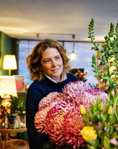 In seinem Werkstattladen in Madrid, wo er jeden Tag die besten Blumen der Saison auswählt und kontrolliert sally hambleton blumen luxus madrid