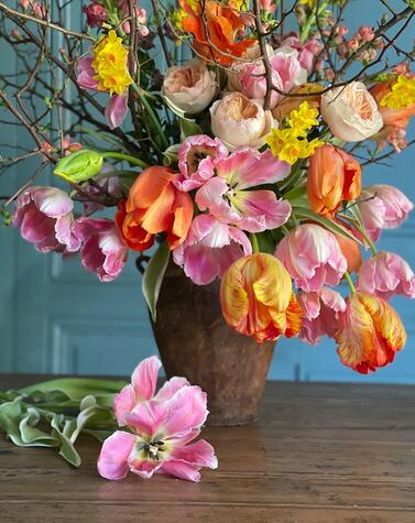 Sally Hambletons Straußstil vermittelt die Natürlichkeit von Wildblumen in der englischen Landschaft sally hambleton design blumen luxus madrid