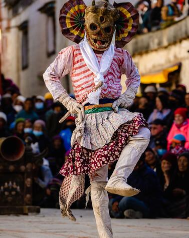 Ritueller Tanz beim Tiji-Festival in traditioneller dämonischer Geistertracht. Ritueller Tanz beim Tiji-Festival im traditionellen dämonischen Geisterkostüm