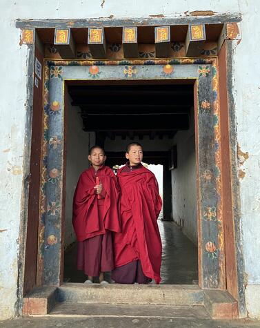 Bhutanische Mönche verbinden spirituelle und akademische Disziplin, leben in Strenge, studieren buddhistische Texte und pflegen eine tiefe Verbindung zu ihrem Glauben.