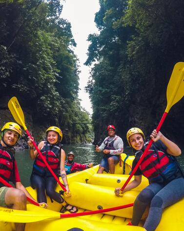 Rafting im Wasserfall des Pacuare-Flusses.