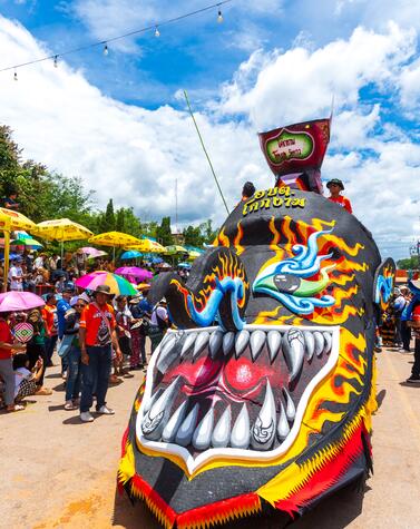 Kutsche auf dem Phi Ta Khon Festival, das in Loei gefeiert wird. Phi Ta Khon in Loei