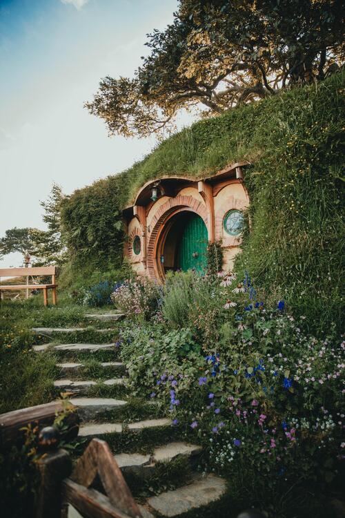 Tür eines der Häuser im Dorf Hobbiton, Neuseeland. Foto: Nate Johnston. hobbiton neuseeland